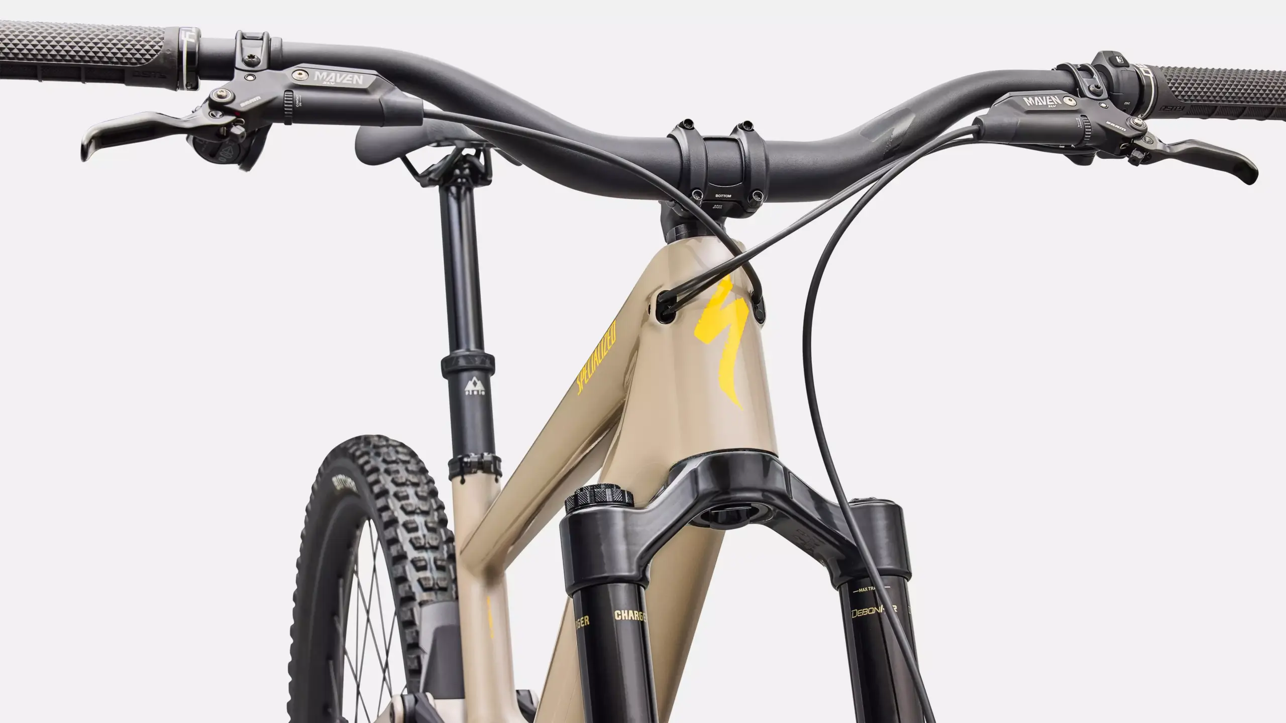Vorderansicht eines sandfarbenen Specialized Turbo Kenevo SL 2 Expert E-Mountainbikes, mit Detailaufnahmen des Lenkers, der SRAM Maven Bremsen und der RockShox Zeb Gabel.