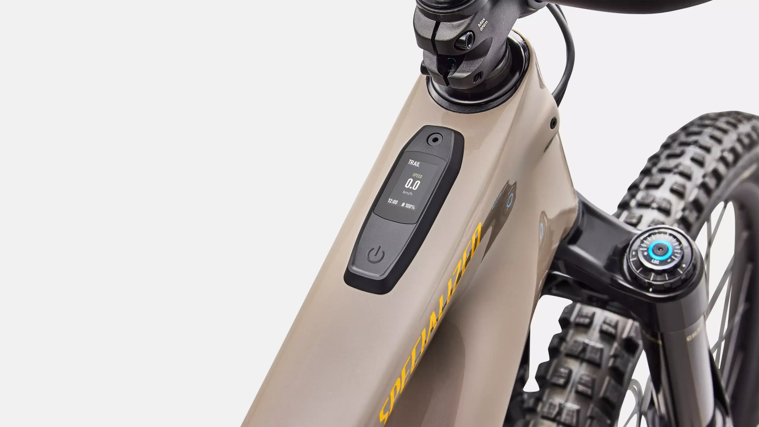 Nahaufnahme des Rahmens eines Specialized Turbo Kenevo SL 2 Expert E-Mountainbikes mit beleuchtetem Display und Gabel.
