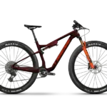 Seitenansicht eines roten Lapierre XRM 10.9 Mountainbikes mit orangener Federgabel.