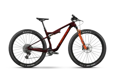 Seitenansicht eines roten Lapierre XRM 10.9 Mountainbikes mit orangener Federgabel.