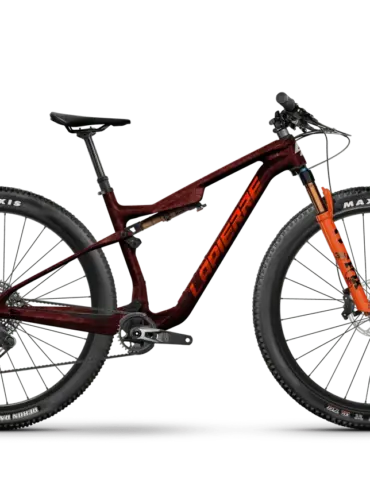 Seitenansicht eines roten Lapierre XRM 10.9 Mountainbikes mit orangener Federgabel.