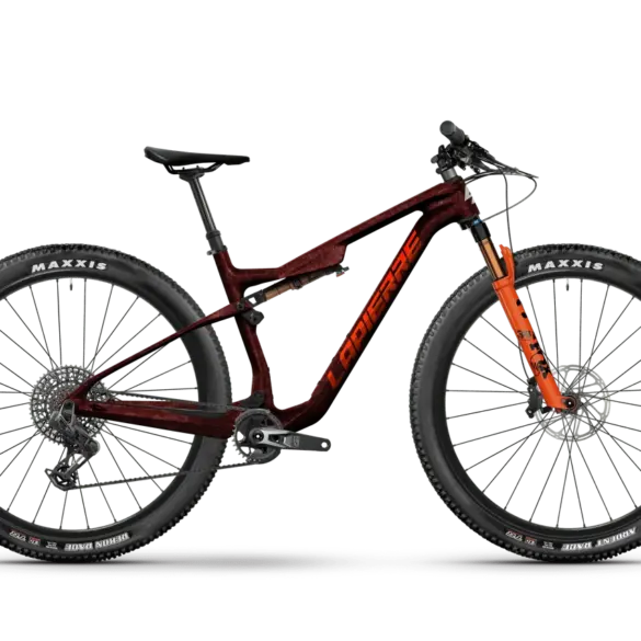 Seitenansicht eines roten Lapierre XRM 10.9 Mountainbikes mit orangener Federgabel.