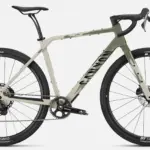 Seitenansicht des Canyon Grizl CF 8 ESC Gravel-Bikes mit Carbon-Rahmen und militärisch angehauchten Tarnmuster-Akzenten.