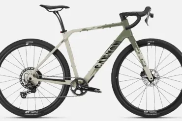 Seitenansicht des Canyon Grizl CF 8 ESC Gravel-Bikes mit Carbon-Rahmen und militärisch angehauchten Tarnmuster-Akzenten.