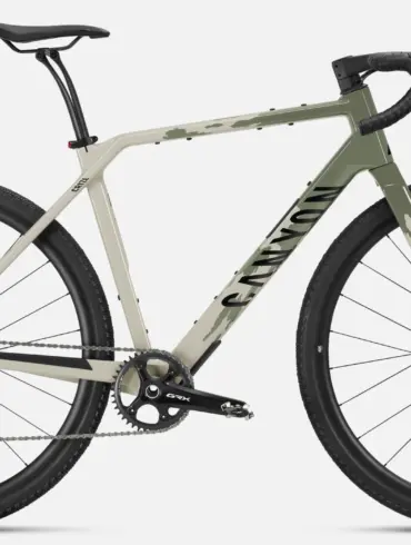 Seitenansicht des Canyon Grizl CF 8 ESC Gravel-Bikes mit Carbon-Rahmen und militärisch angehauchten Tarnmuster-Akzenten.