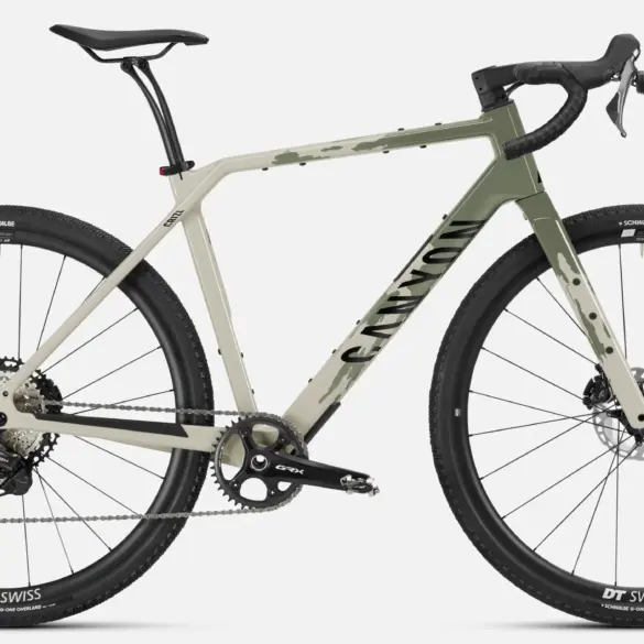 Seitenansicht des Canyon Grizl CF 8 ESC Gravel-Bikes mit Carbon-Rahmen und militärisch angehauchten Tarnmuster-Akzenten.