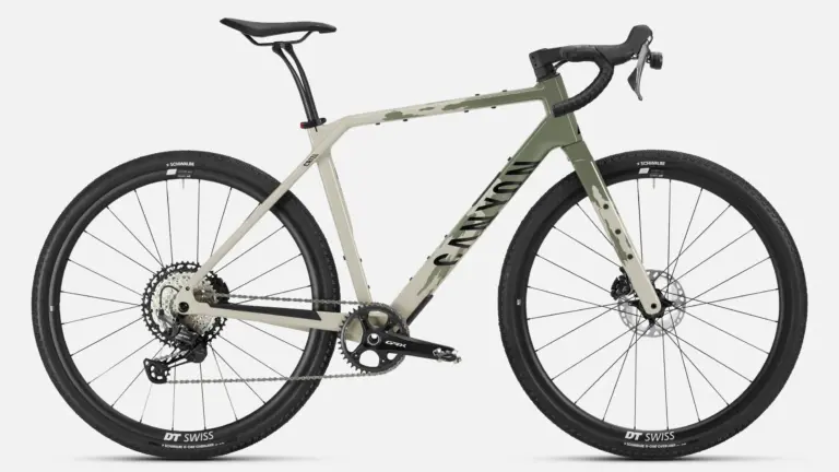 Seitenansicht des Canyon Grizl CF 8 ESC Gravel-Bikes mit Carbon-Rahmen und militärisch angehauchten Tarnmuster-Akzenten.