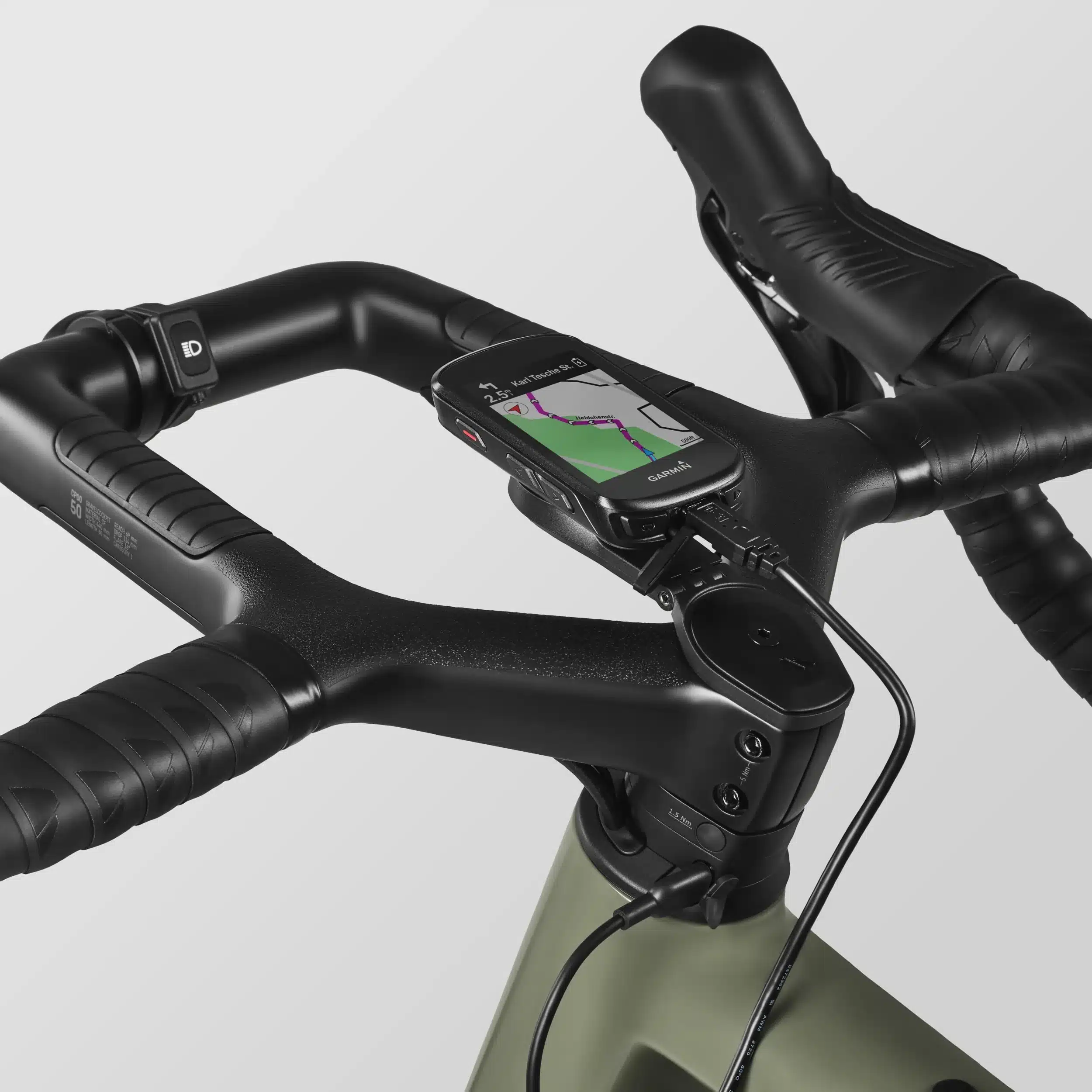 Fokus auf das Cockpit eines Canyon Grizl CF 8 ESC Gravelbikes mit montiertem Garmin Edge Fahrradcomputer und Kabelanschluss.