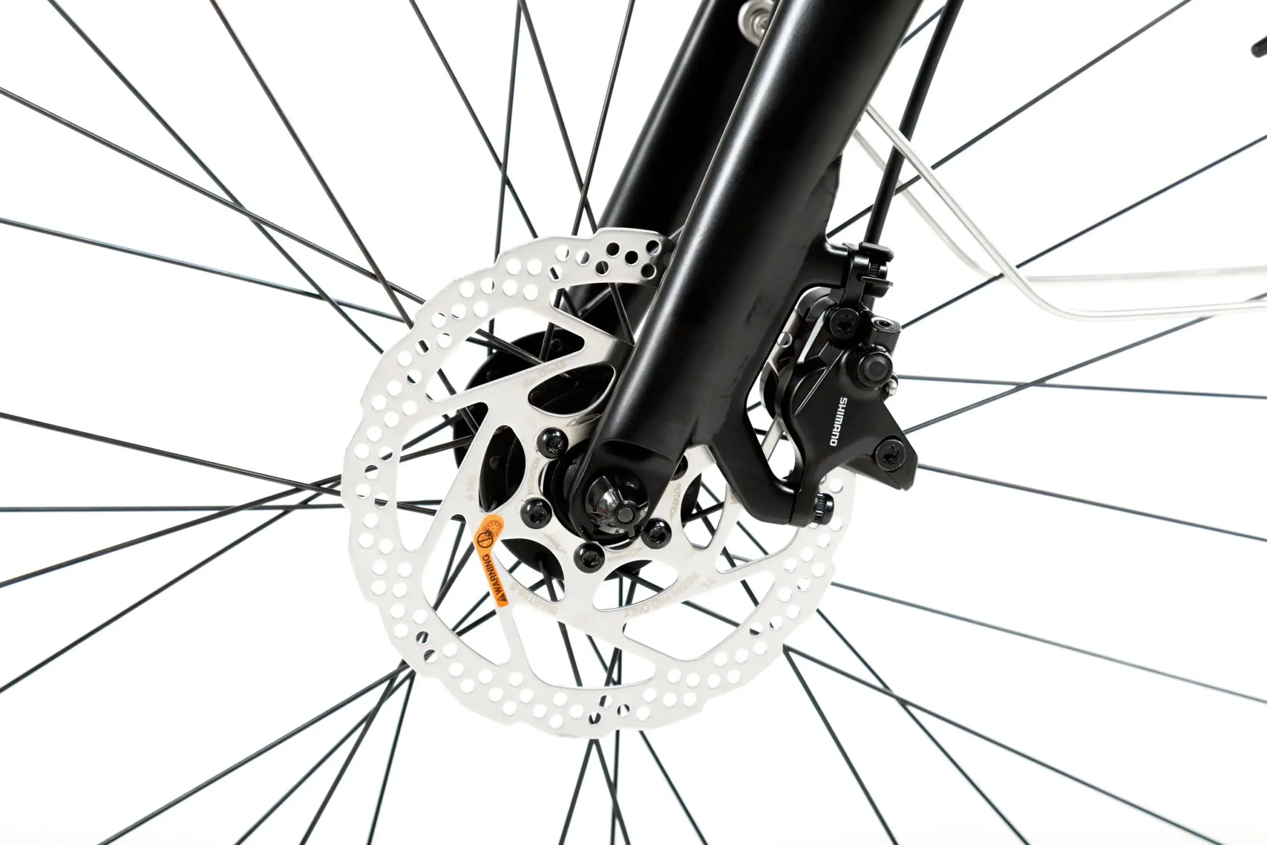 Nahaufnahme der Shimano Scheibenbremse und der schwarzen Fahrradgabel mit Speichen des Geero FLEX E-Bikes.