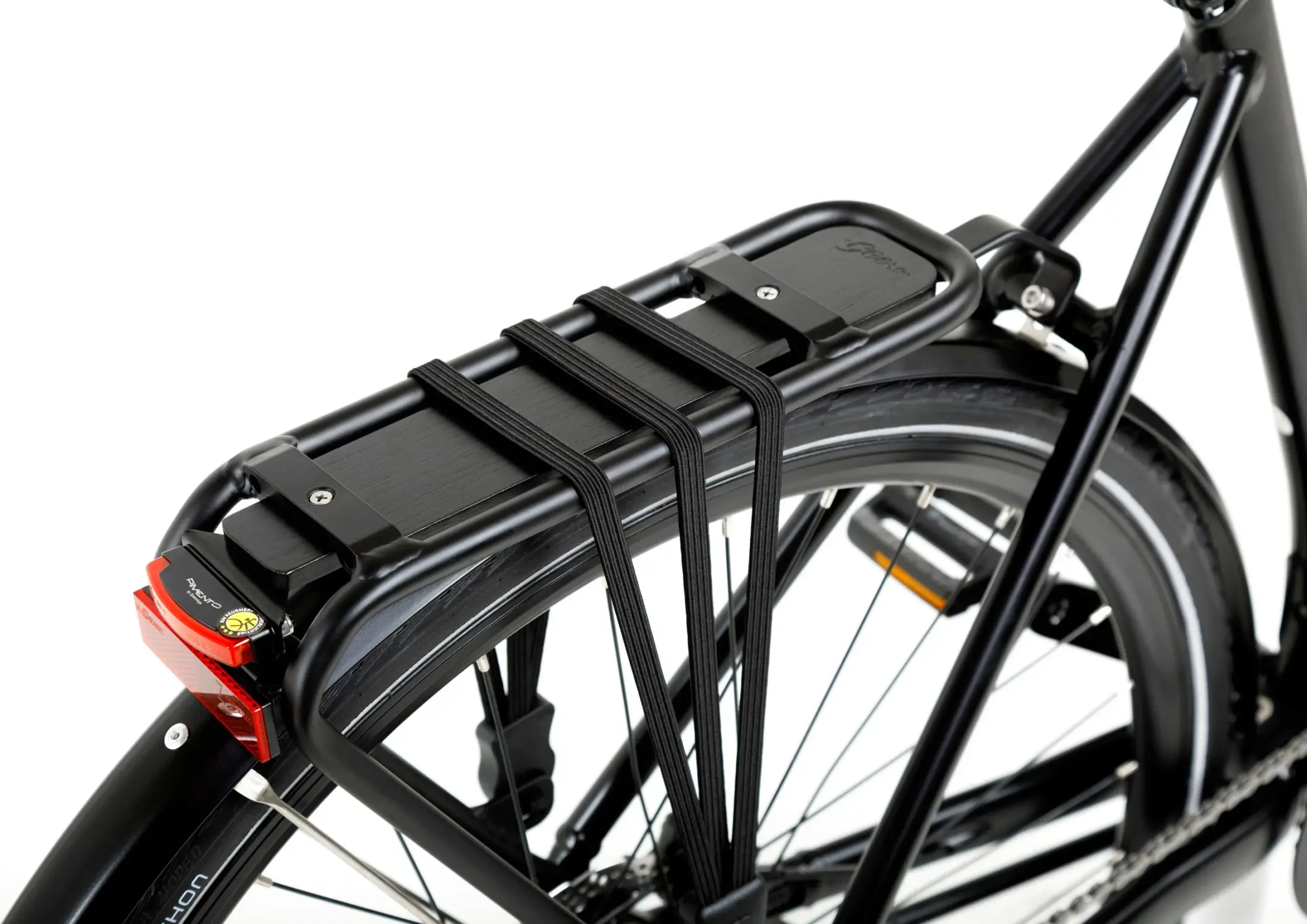 Detailansicht des Gepäckträgers eines schwarzen Geero FLEX E-Bikes mit integriertem Akku und roten Rücklicht.