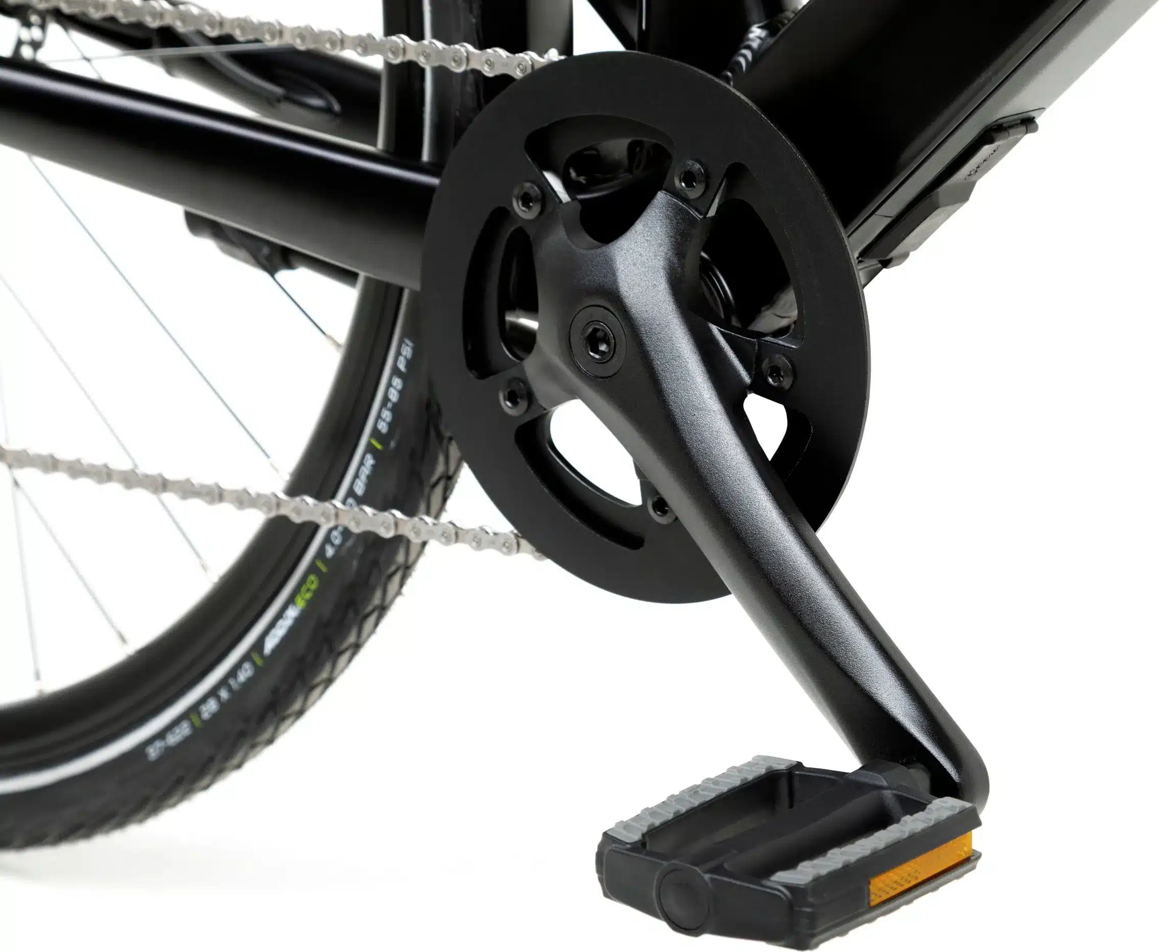 Detailaufnahme des schwarzen Kettenblatts, der Kurbel und des rechten Pedals eines Geero FLEX E-Bikes.