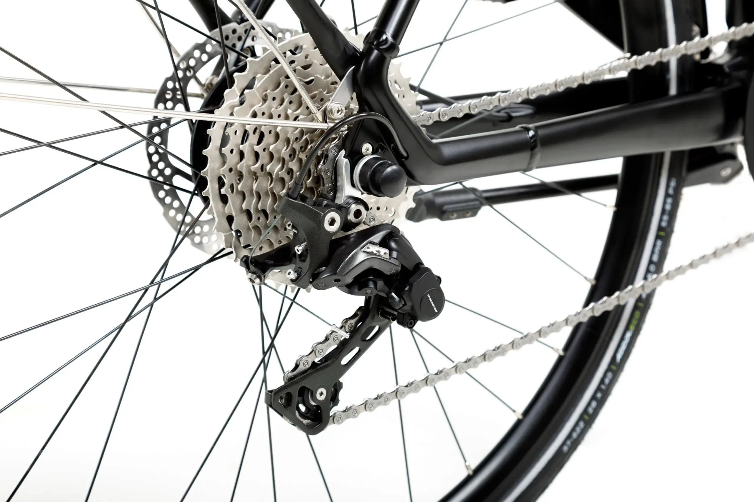 Detailaufnahme des Schaltwerks und der 11-Gänge-Kassette des Geero FLEX E-Bike Pine 52 mit Kette und Speichenrad.