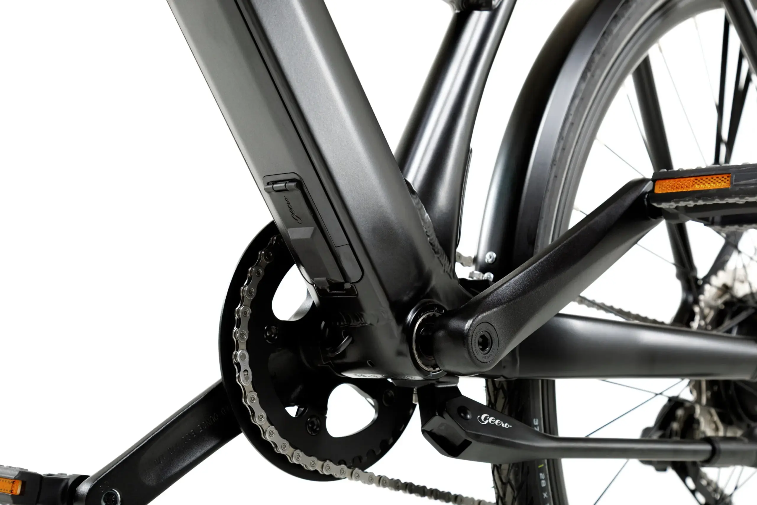 Detailaufnahme des schwarzen Rahmens eines Geero FLEX E-Bikes, die den Bereich um das integrierte Akkugehäuse, die Kurbelgarnitur und die Kette zeigt.