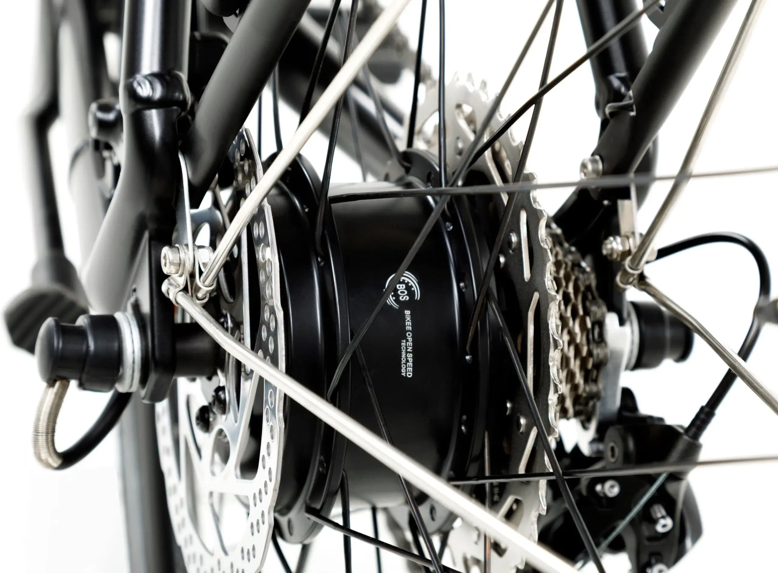 Nahaufnahme des Hinterradmotors und der 11-Gang-Schaltung eines Geero FLEX E-Bikes.