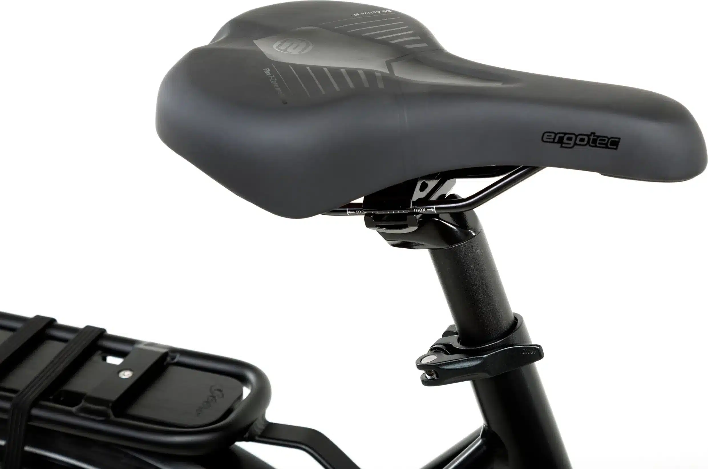 Nahaufnahme des schwarzen, ergonomischen Sattels und eines schwarzen Gepäckträgers eines Geero FLEX E-Bikes mit Befestigungsgurten.