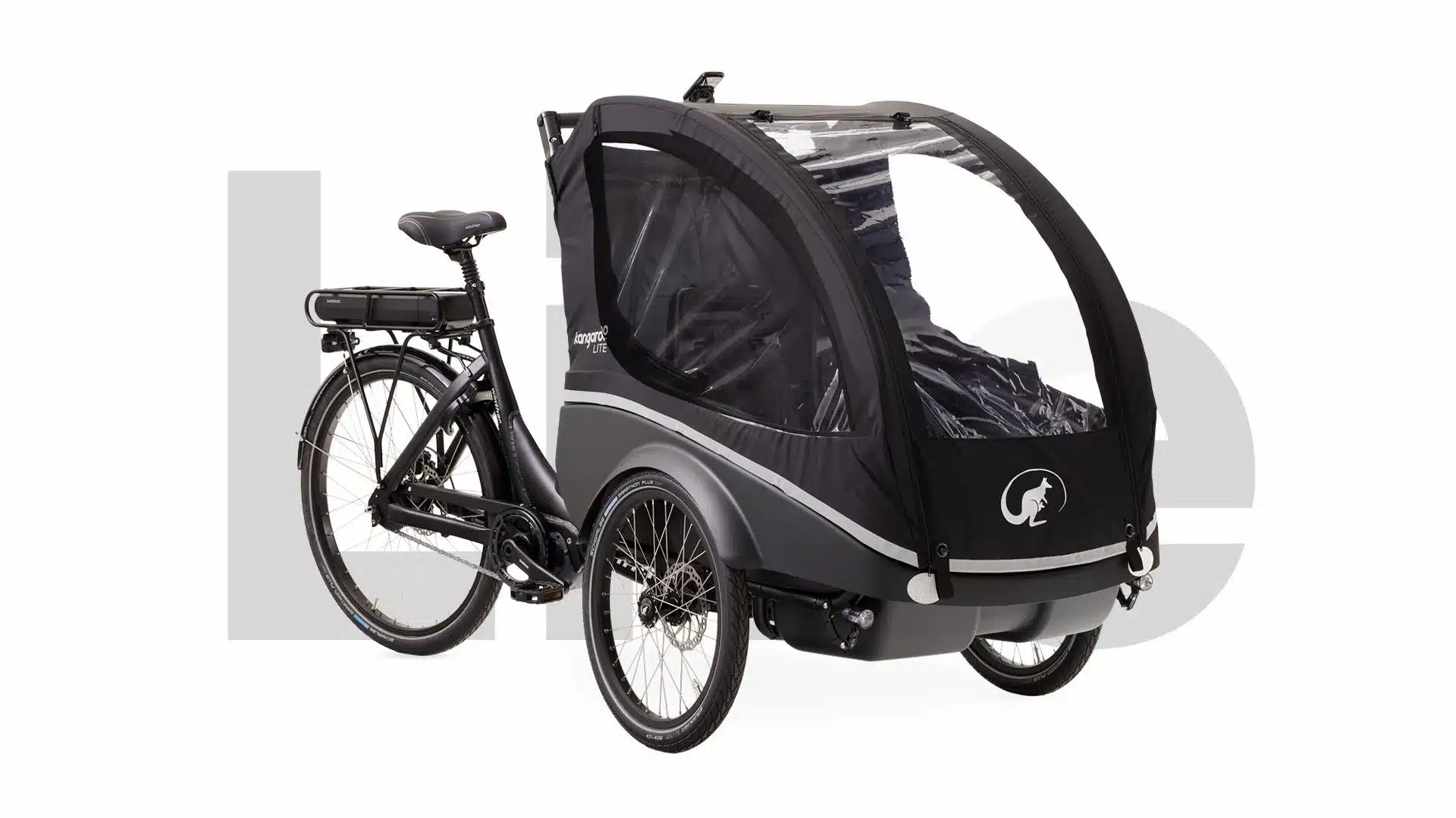 Schwarz lackiertes dreirädriges Kangaroo Lite Lastenrad mit Kindertransportkabine und E-Bike-Akku.