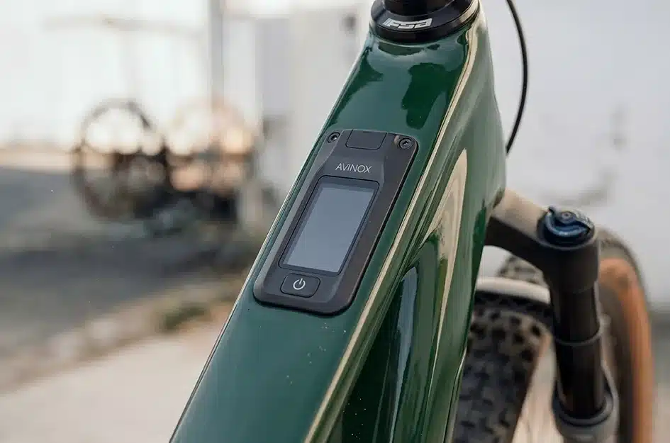 Detailaufnahme des Bedienfelds mit Display und Ein-/Aus-Schalter am grünen Carbonrahmen eines Maxx Fab.4 Ela E-Enduros.