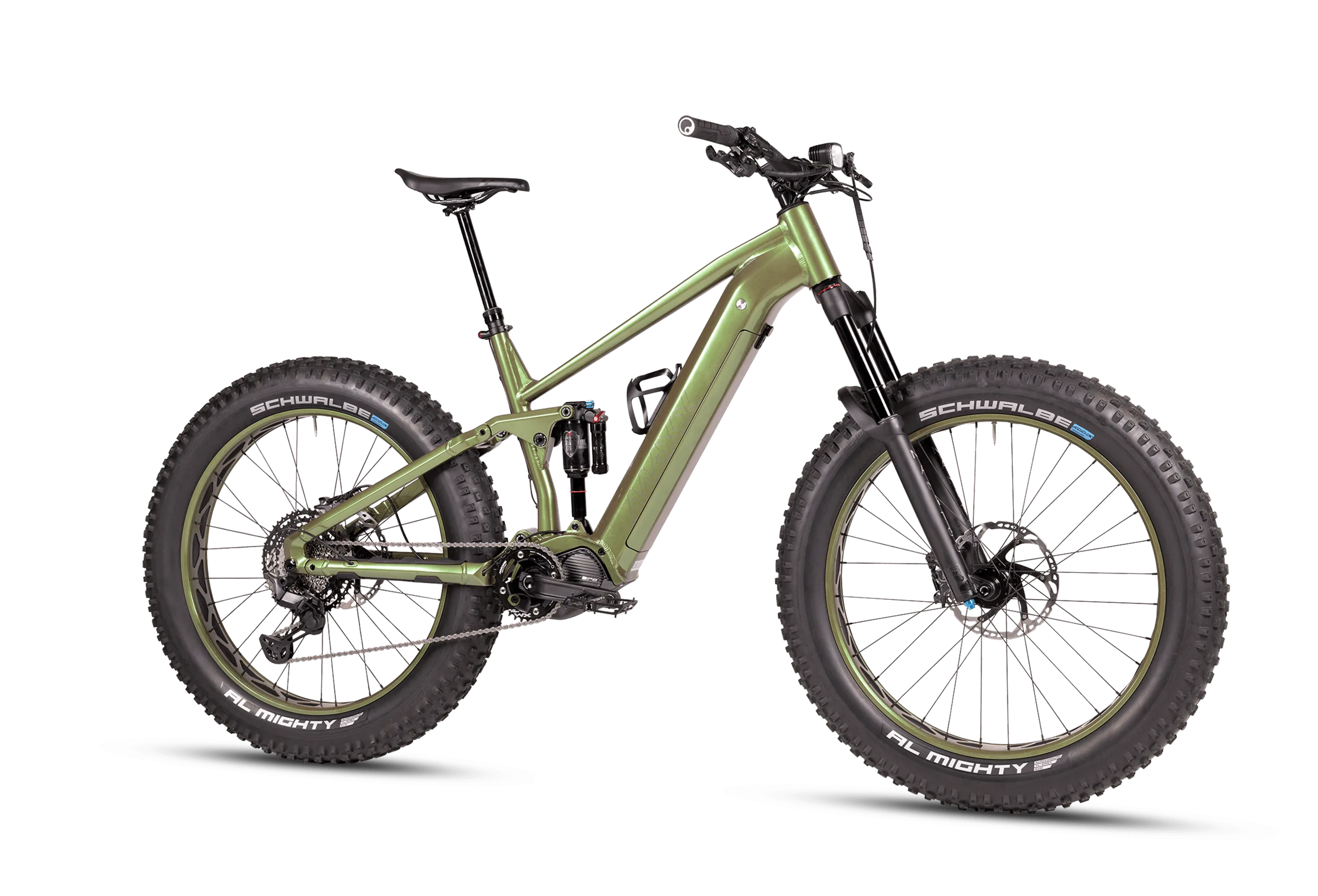 Seitenansicht eines MAXX Huraxdax ELS X2 E-Mountainbikes in mattgrüner Lackierung mit breiten Schwalbe Al Mighty Reifen.