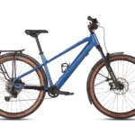 Ein blaues MAXX Racemaxx ELF Tour E-Trekkingbike mit breiten Reifen und Gepäckträger, das für Touren und Alltag geeignet ist. Das Fahrrad hat einen integrierten Akku im Unterrohr und hydraulische Scheibenbremsen.