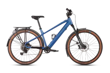 Ein blaues MAXX Racemaxx ELF Tour E-Trekkingbike mit breiten Reifen und Gepäckträger, das für Touren und Alltag geeignet ist. Das Fahrrad hat einen integrierten Akku im Unterrohr und hydraulische Scheibenbremsen.
