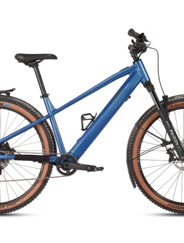 Ein blaues MAXX Racemaxx ELF Tour E-Trekkingbike mit breiten Reifen und Gepäckträger, das für Touren und Alltag geeignet ist. Das Fahrrad hat einen integrierten Akku im Unterrohr und hydraulische Scheibenbremsen.