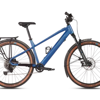 Ein blaues MAXX Racemaxx ELF Tour E-Trekkingbike mit breiten Reifen und Gepäckträger, das für Touren und Alltag geeignet ist. Das Fahrrad hat einen integrierten Akku im Unterrohr und hydraulische Scheibenbremsen.
