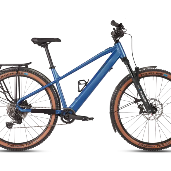 Ein blaues MAXX Racemaxx ELF Tour E-Trekkingbike mit breiten Reifen und Gepäckträger, das für Touren und Alltag geeignet ist. Das Fahrrad hat einen integrierten Akku im Unterrohr und hydraulische Scheibenbremsen.