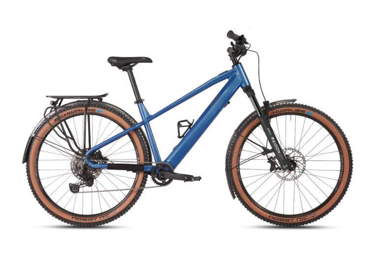 Ein blaues MAXX Racemaxx ELF Tour E-Trekkingbike mit breiten Reifen und Gepäckträger, das für Touren und Alltag geeignet ist. Das Fahrrad hat einen integrierten Akku im Unterrohr und hydraulische Scheibenbremsen.