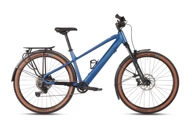 Ein blaues MAXX Racemaxx ELF Tour E-Trekkingbike mit breiten Reifen und Gepäckträger, das für Touren und Alltag geeignet ist. Das Fahrrad hat einen integrierten Akku im Unterrohr und hydraulische Scheibenbremsen.