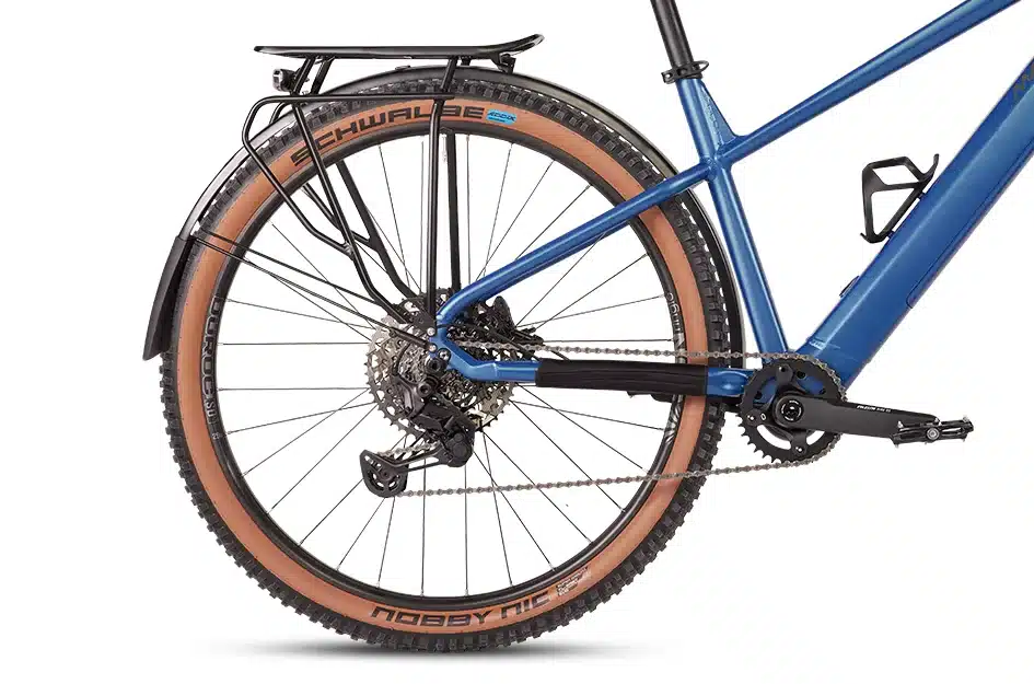 Detailansicht des Hinterrads eines blauen MAXX Racemaxx ELF Tour E-Trekkingbikes mit Gepäckträger, Schutzblech, breitem Reifen und Kettenschaltung.