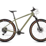 Olivgrünes MAXX Pacemaxx Sport Mountainbike mit braunen Reifen, Schwalbe Nobby Nic Bereifung und Shimano CUES Antrieb.