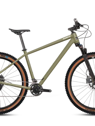 Olivgrünes MAXX Pacemaxx Sport Mountainbike mit braunen Reifen, Schwalbe Nobby Nic Bereifung und Shimano CUES Antrieb.
