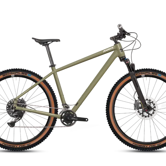 Olivgrünes MAXX Pacemaxx Sport Mountainbike mit braunen Reifen, Schwalbe Nobby Nic Bereifung und Shimano CUES Antrieb.