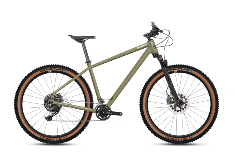 Olivgrünes MAXX Pacemaxx Sport Mountainbike mit braunen Reifen, Schwalbe Nobby Nic Bereifung und Shimano CUES Antrieb.