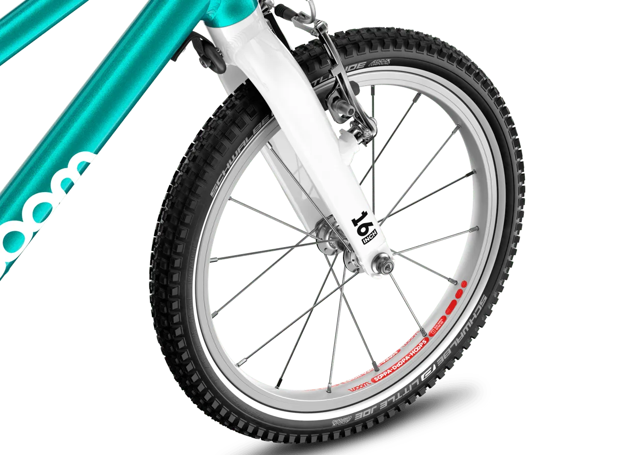 Nahaufnahme des Vorderrads eines teal-farbenen Kinderfahrrads mit dem Schriftzug