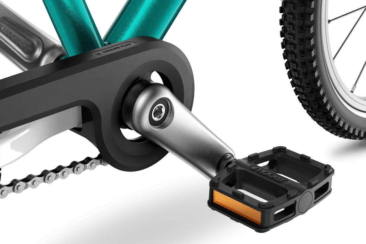 Detailaufnahme der Fahrradkomponenten: Kurbel, Pedal mit Reflektor und Fahrradkette des woom GO 3 AUTOMAGIC.