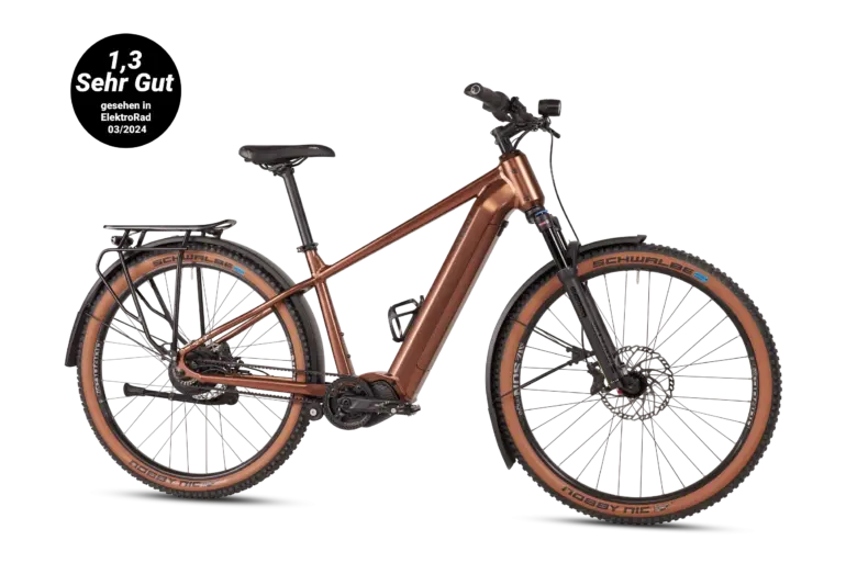 Ein bronzefarbenes MAXX Pacemaxx ELS Tour SUV-E-Bike mit Gepäckträger, Schutzblechen und Federgabel.