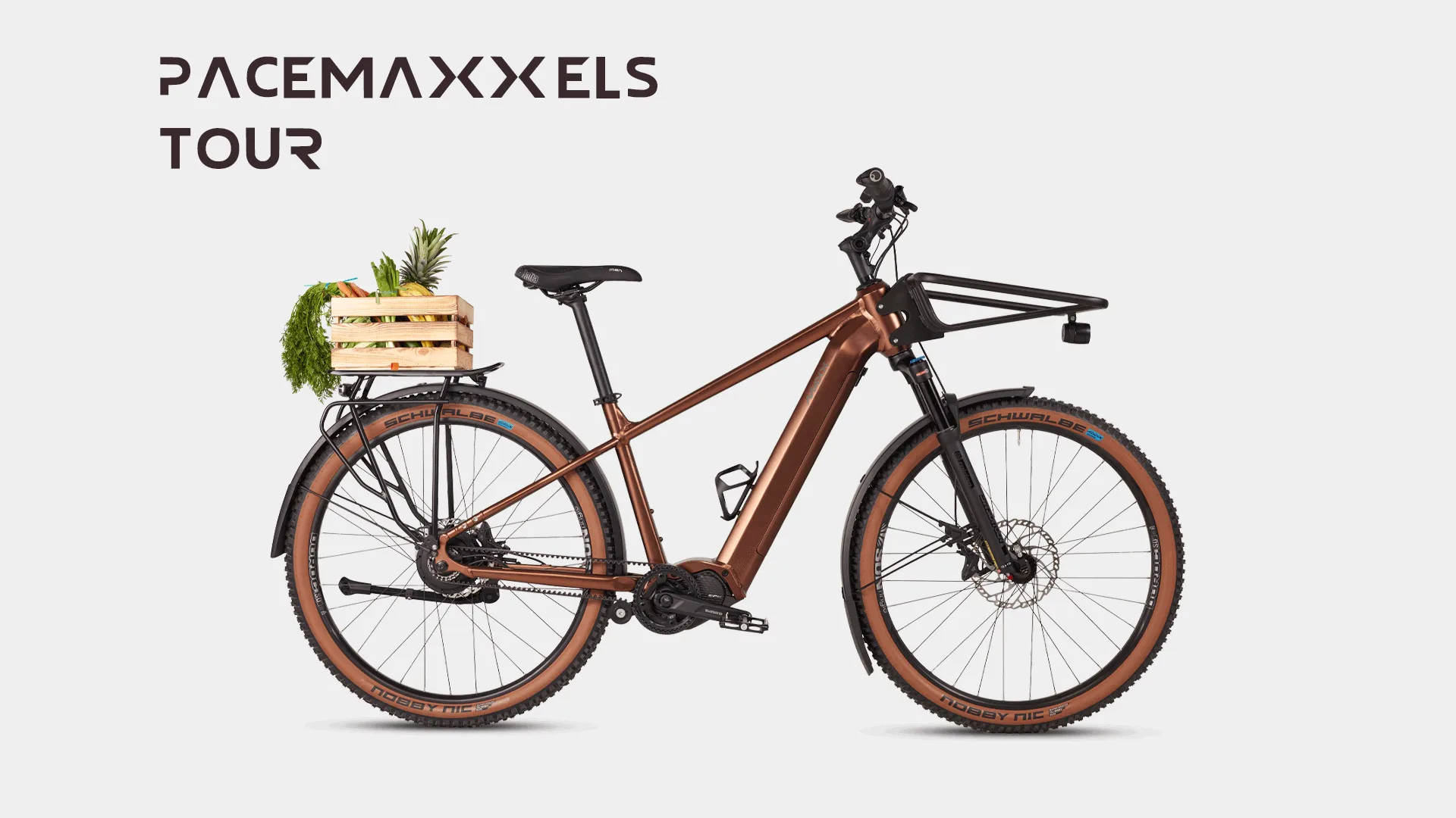 Ein braunes MAXX Pacemaxx ELS Tour E-Bike mit einem Holzkiste-Frischekorb voller Gemüse und Obst auf dem Gepäckträger.