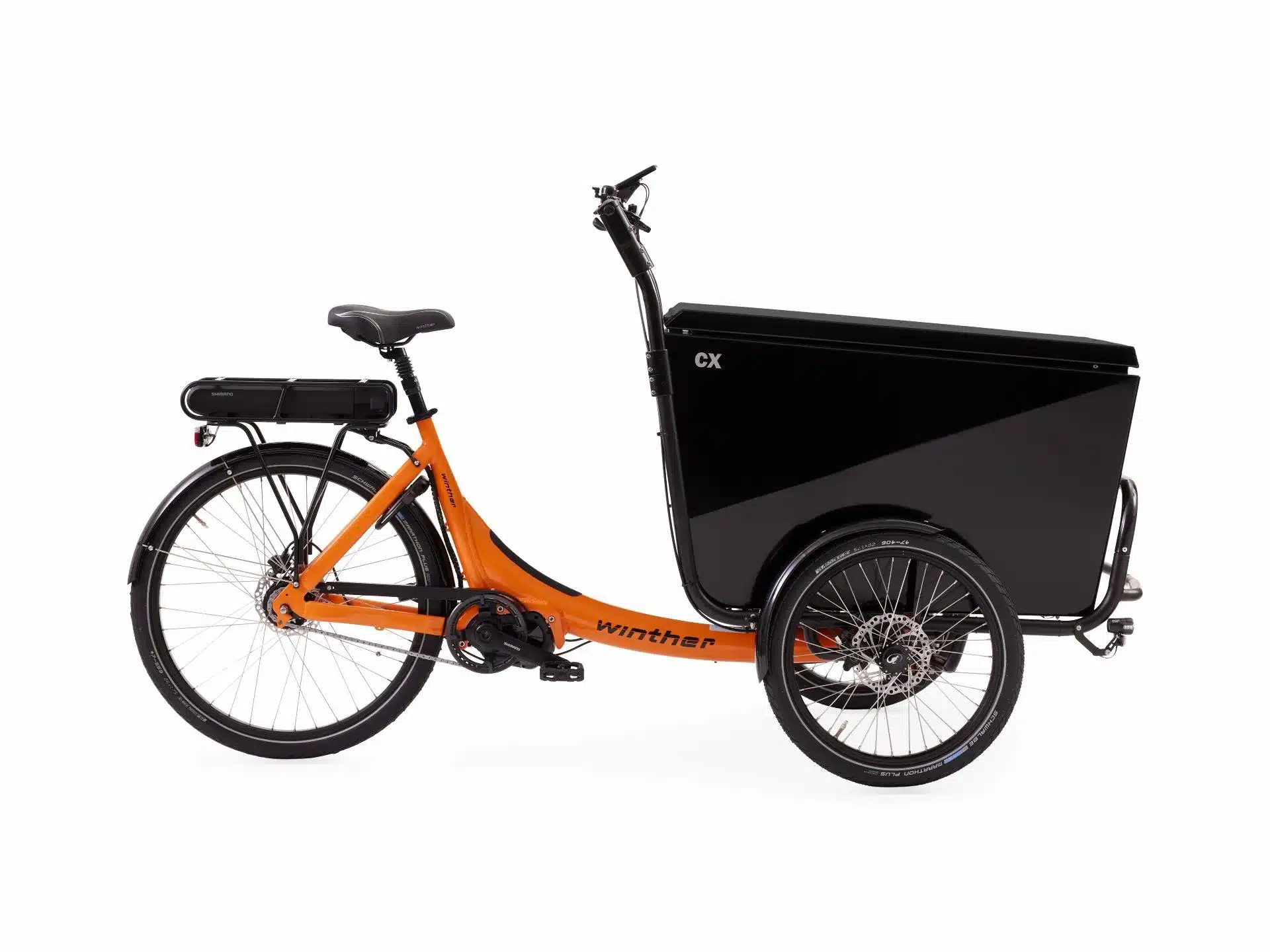 Seitenansicht eines orange-schwarzen Winther CX Dreirad-Lastenrads mit leerer schwarzer Ladebox.