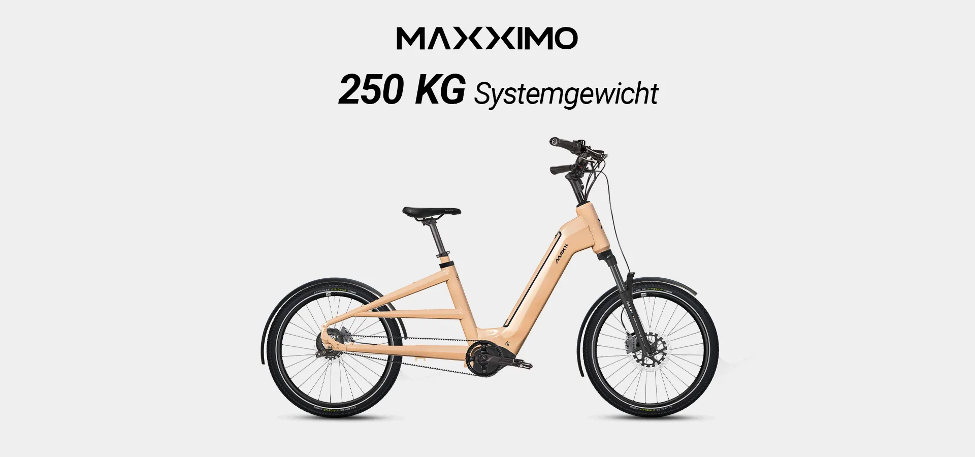 Seitenansicht eines sandfarbenen Maxx Maxximo Urban Longtail-E-Bikes mit der Aufschrift