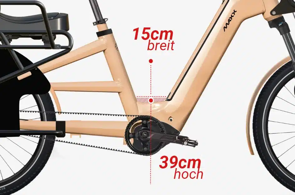 Seitenansicht eines beigefarbenen Maxx Maxximo Urban E-Bikes mit Fokus auf den Tretlagerbereich. Rote Markierungen zeigen eine Höhe von 39cm 'hoch' und eine Breite von 15cm 'breit' am Rahmen.