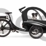 Schwarzes dreirädriges Kangaroo Luxe Dog Lastenrad mit einem kleinen Hund in der vorderen Kabine.