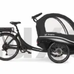 Kangaroo Luxe Lastenrad, ein schwarzes Elektro-Dreirad mit geschlossener Transportkabine für Kinder und Gepäck, mit Gepäckträger und Batterie.