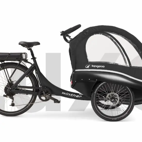 Kangaroo Luxe Lastenrad, ein schwarzes Elektro-Dreirad mit geschlossener Transportkabine für Kinder und Gepäck, mit Gepäckträger und Batterie.