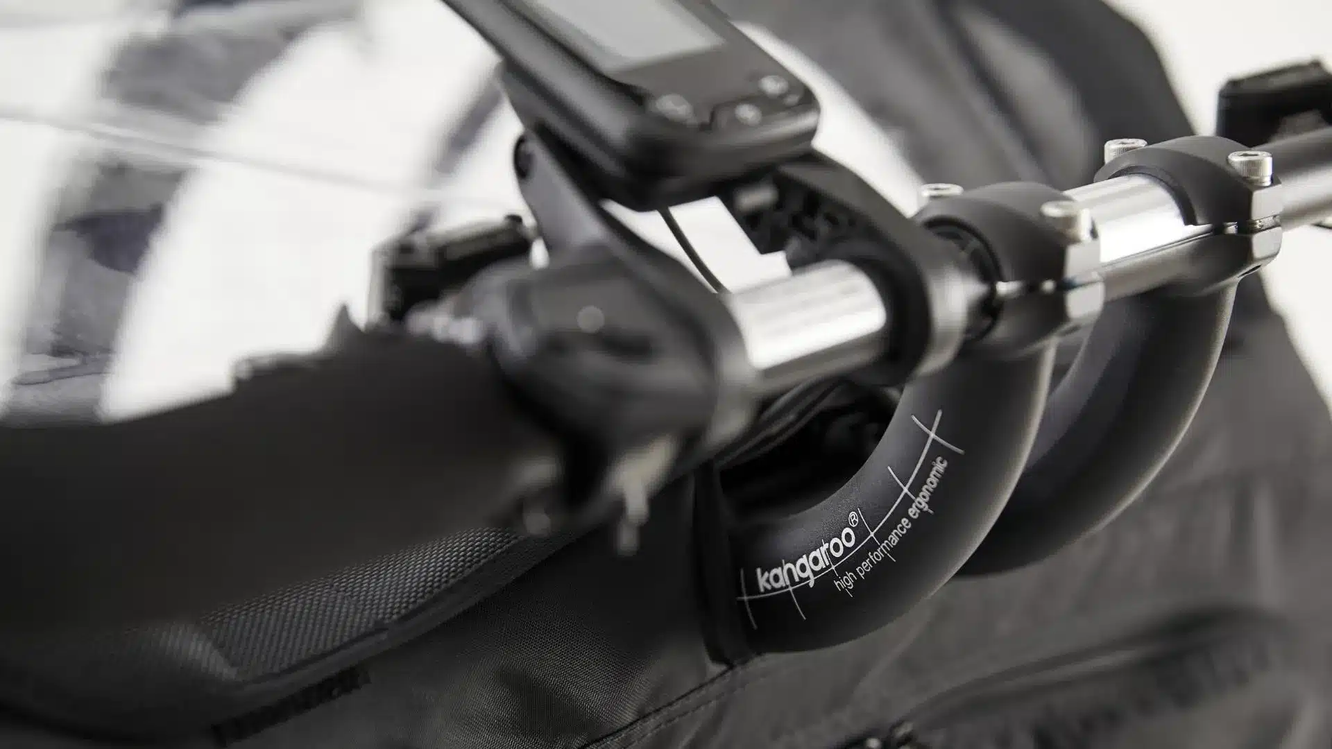 Detailaufnahme des schwarzen, gebogenen Lenkers eines Kangaroo Luxe Lastenrads mit dem Schriftzug