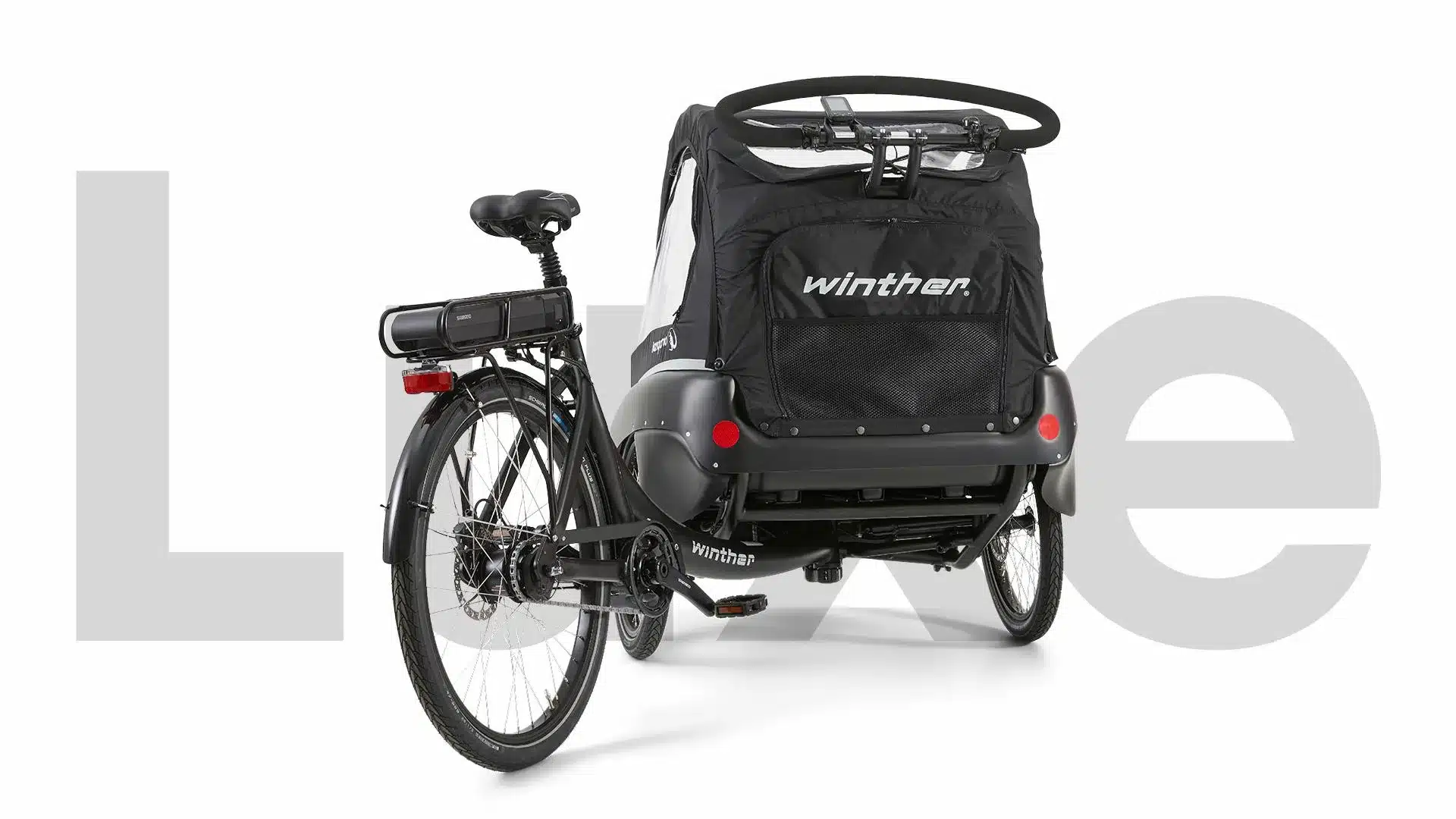 Ansicht des Kangaroo Luxe Lastenrads mit Fokus auf die Kabine und den hinteren Teil des Fahrrads, das für den Transport von Kindern oder Fracht konzipiert ist.