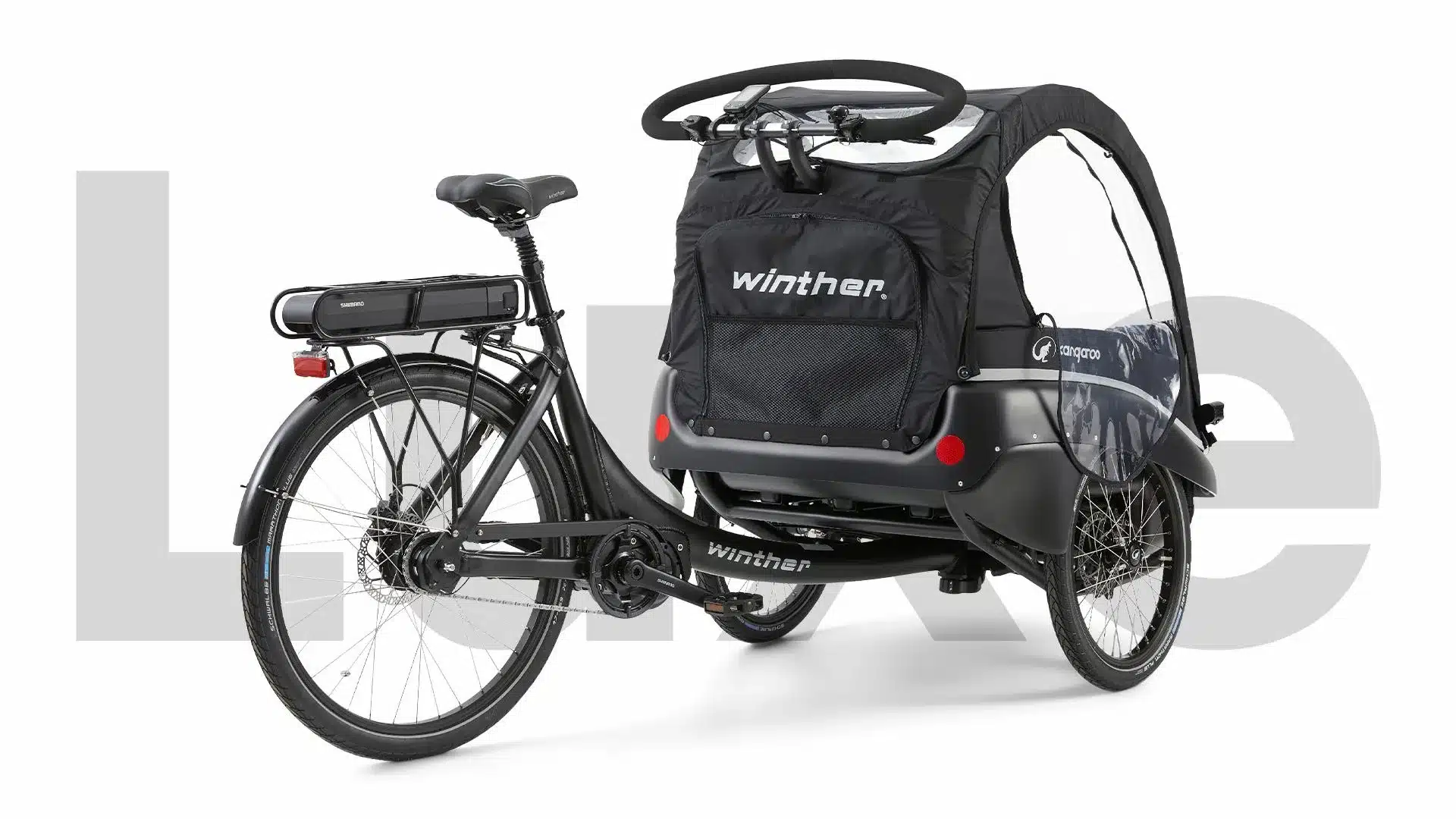 Das Kangaroo Luxe ist ein schwarzes Dreirad-Lastenrad mit einer vorderen Kabine mit Wetterschutz, das für den Transport von Kindern oder Lasten konzipiert ist.
