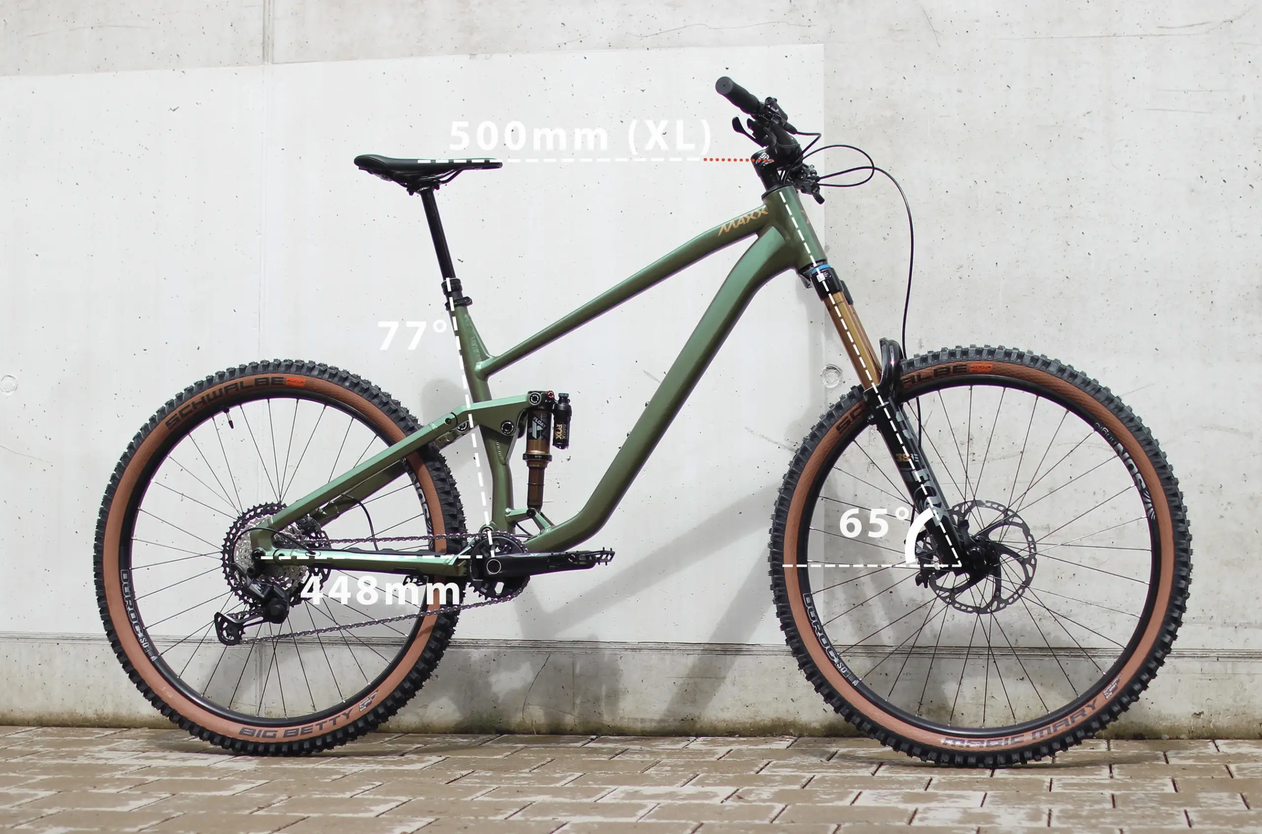 Grünes MAXX Fab4 29 Zoll Enduro Mountainbike, seitlich abgebildet, mit Maßen für Sitzrohrlänge (500mm XL), Lenkwinkel (65 Grad) und Hinterbauhöhe (448mm).