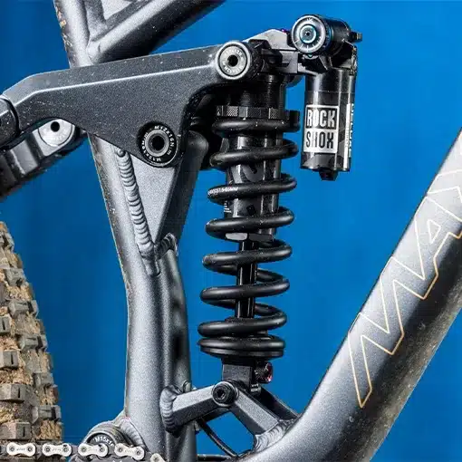 Nahaufnahme des Hinterbaus eines Enduro Mountainbikes mit einem RockShox Dämpfer und Coil-Feder