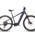 Dunkelblaues MAXX Pacemaxx ELS Sport E-Bike mit breiten Reifen und Shimano E-Bike-Antrieb.